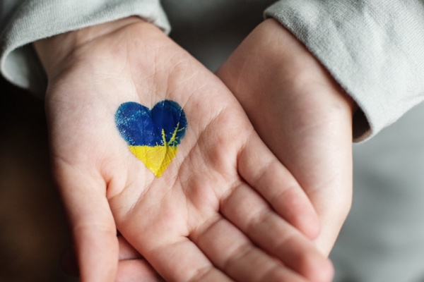 Rechte Hand Herz mit Blau Gelb (Ukraine)